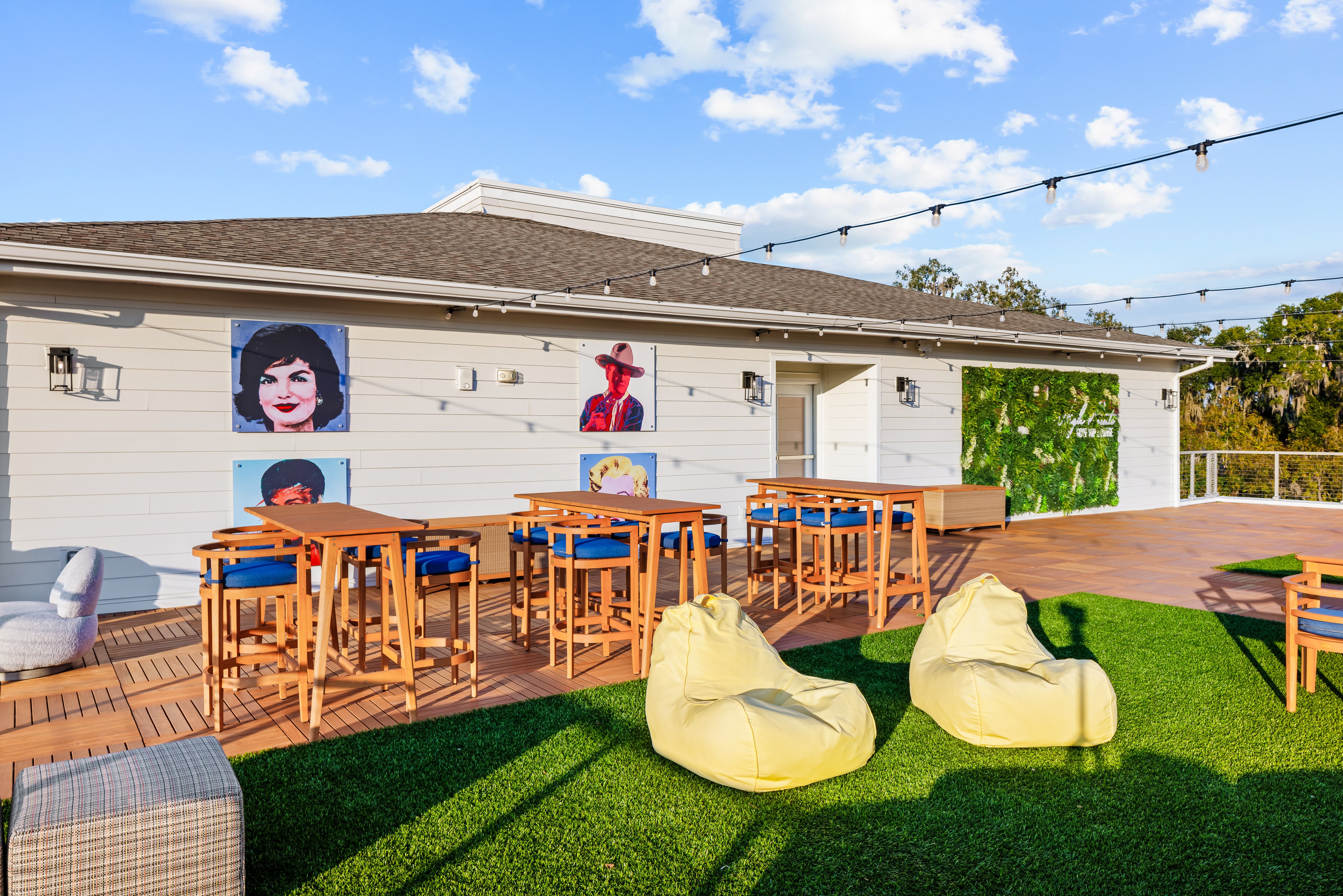 High Pointe Rooftop Lounge