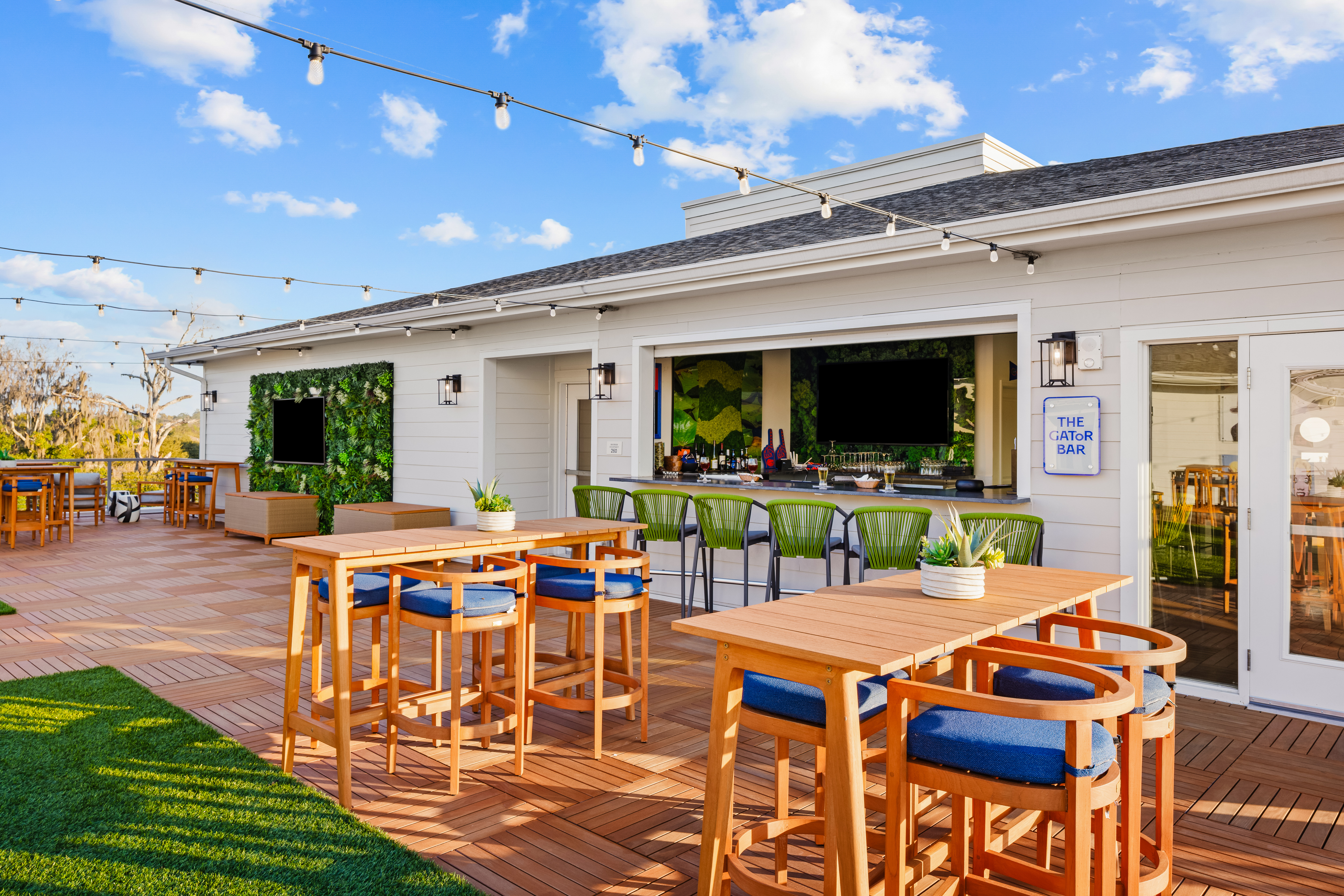 High Pointe Rooftop Lounge