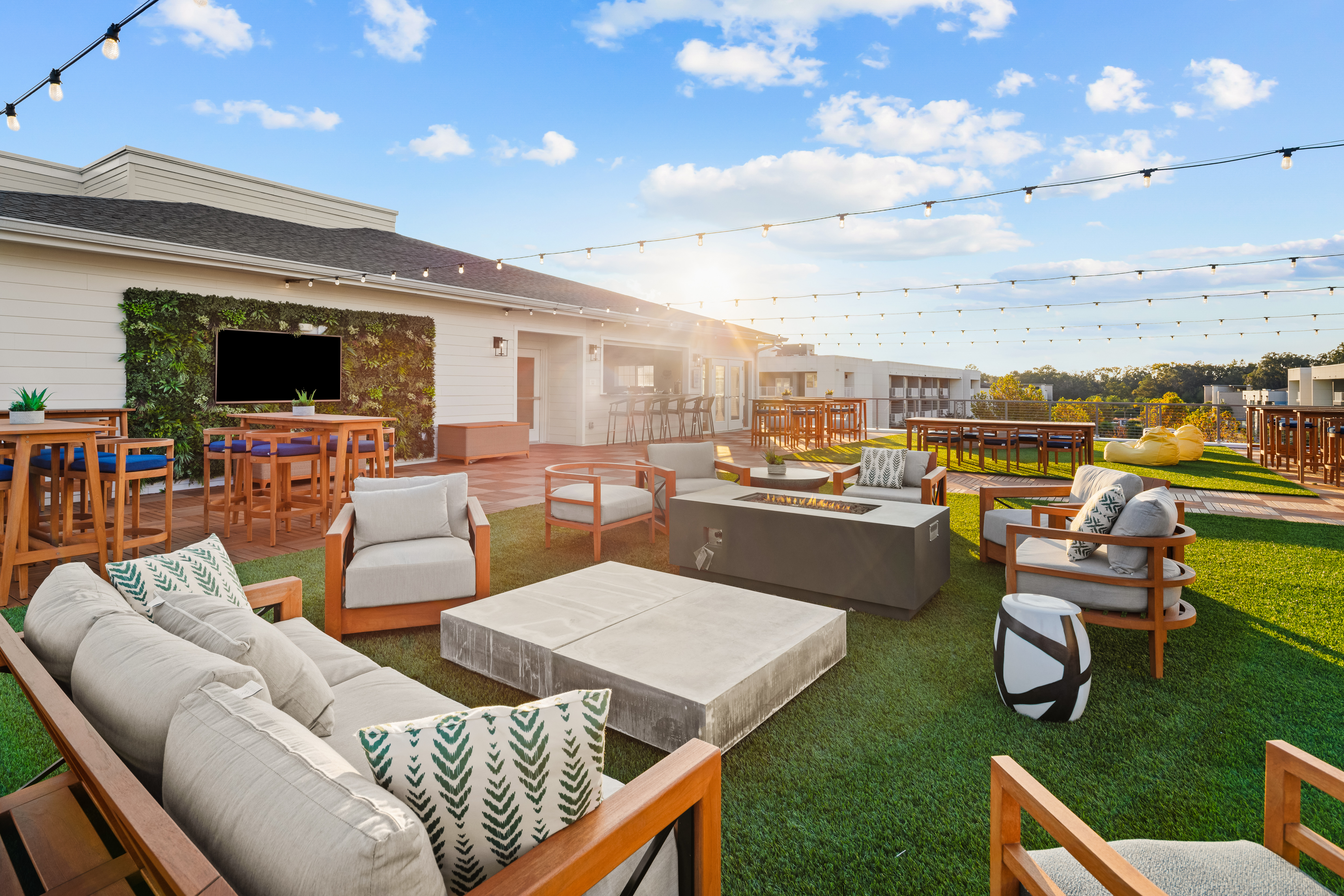 High Pointe Rooftop Lounge